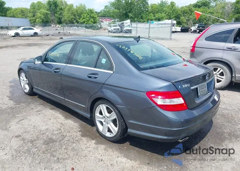 2011 Mercedes-Benz C 300 Luxury 4Matic/Sport 4Matic z USA, uszkodzony, nr VIN WDDGF8BB3BF643085